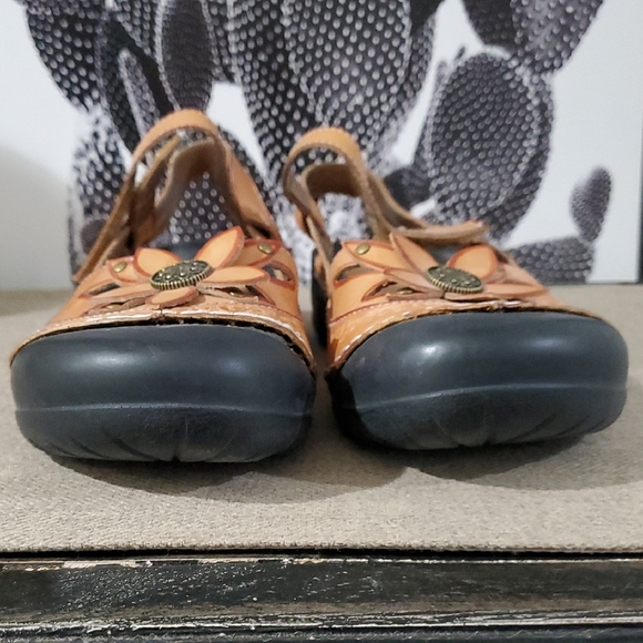 Brown Leather Sandals with Floral Design - Picture 6 of 15